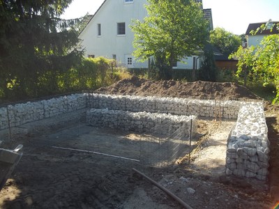 Die zweite Reihe Bänke im Bau